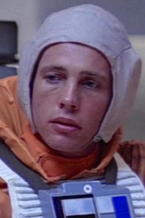 Richard Oldfield interpretando a Piers Fane