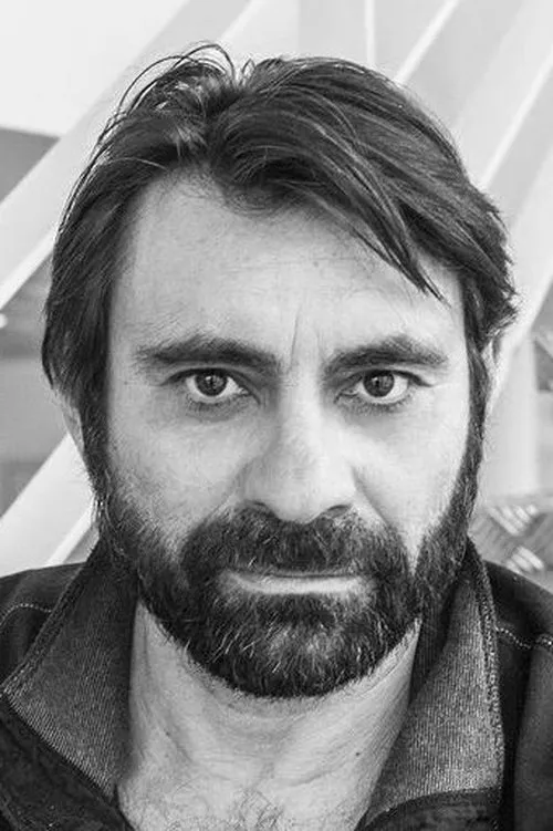 Richard Sammut interpretando a Ange Bastiani