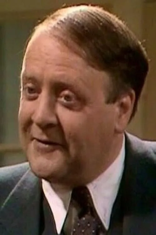 Richard Syms interpretando a Donald