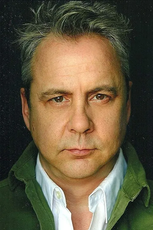 Richard Waugh interpretando a Hugh