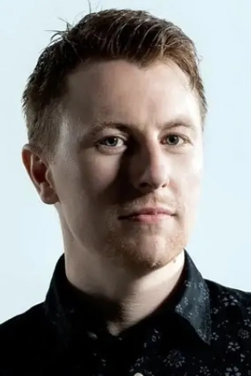 Richie Malone interpretando a Self