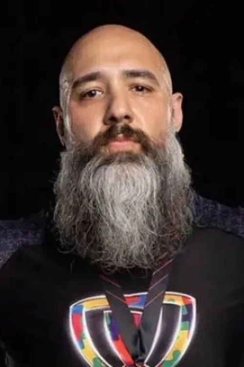 Richie Martinez interpretando a Self