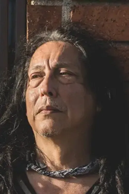 Rick Castro interpretando a Self