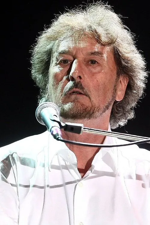 Rick Davies interpretando a Self - Vocals and Keyboards Songwriter