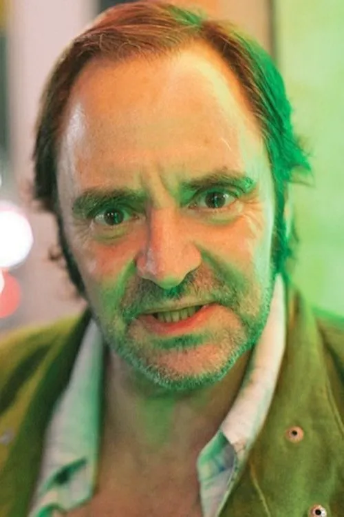 Rick Shapiro interpretando a Sol