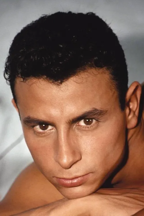 Ricki Starr interpretando a 