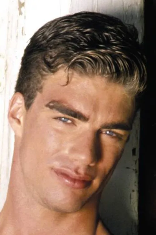 Ricky Price interpretando a 