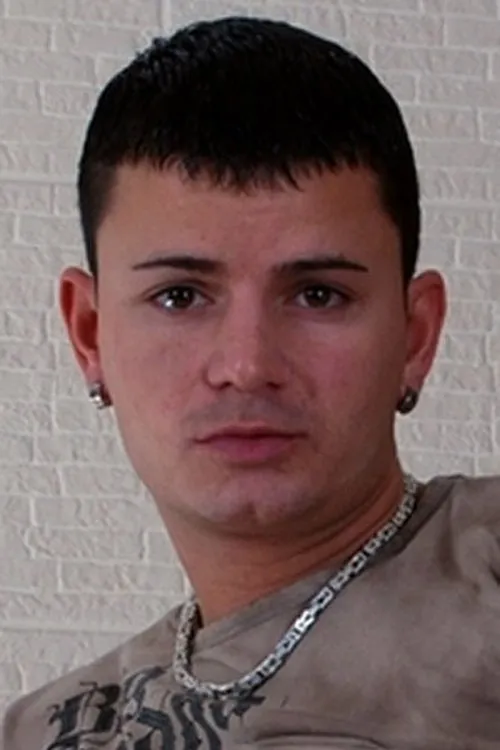 Ricky Silverado interpretando a 