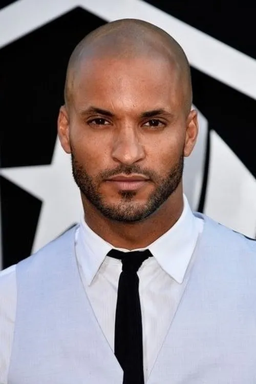 Ricky Whittle interpretando a 