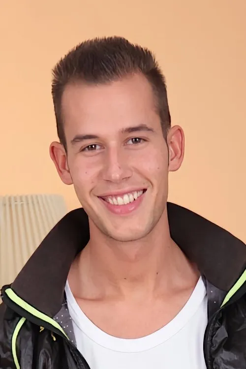 Rico Armin interpretando a 