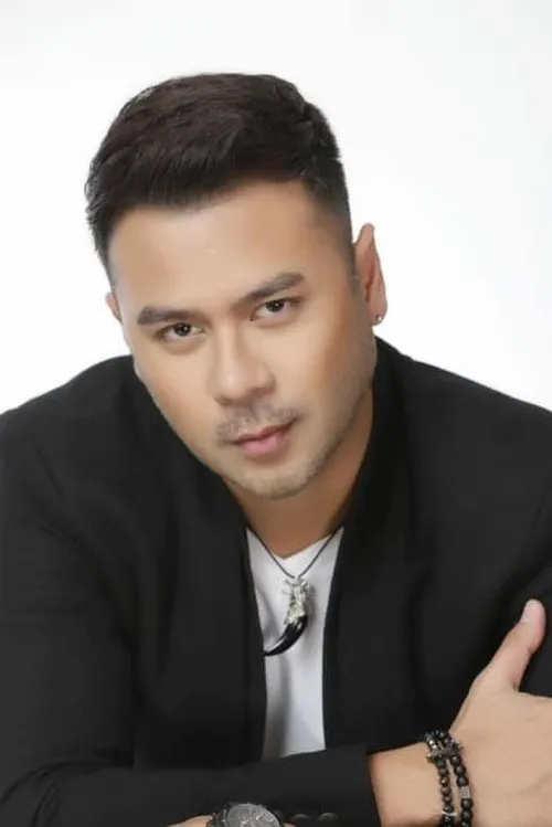 Rico Barrera interpretando a 