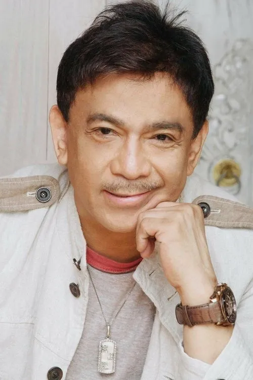 Rico J. Puno interpretando a Mr. Mariano