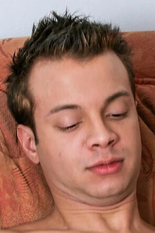 Rico Knight interpretando a