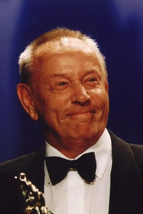 Rijk de Gooyer interpretando a Gestapo Agent Breitner