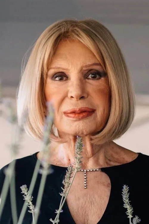 Rika Dialina interpretando a Monica