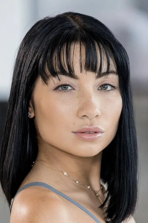 Rina Ellis interpretando a