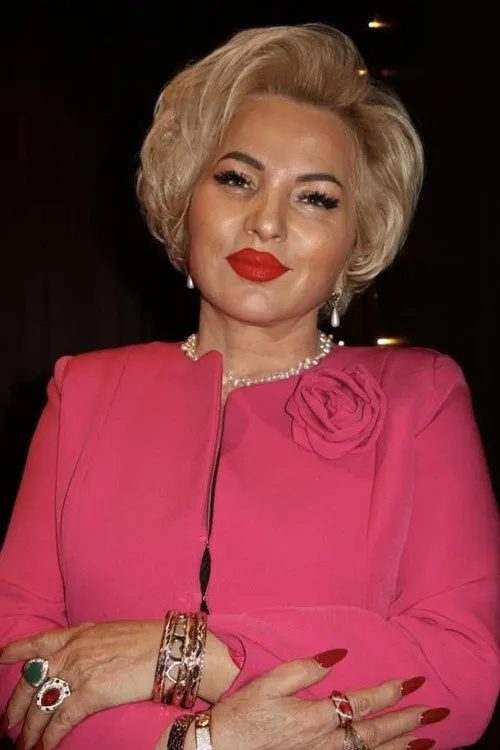 Rita Lati interpretando a Lola