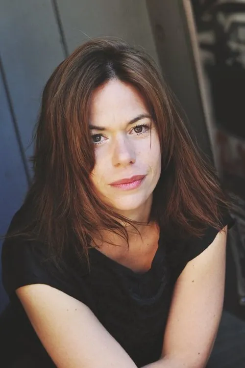 Rita Lengyel interpretando a Alyssa De Espella