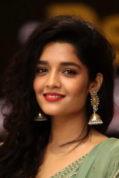 Ritika Singh interpretando a Karmeghakuzhali