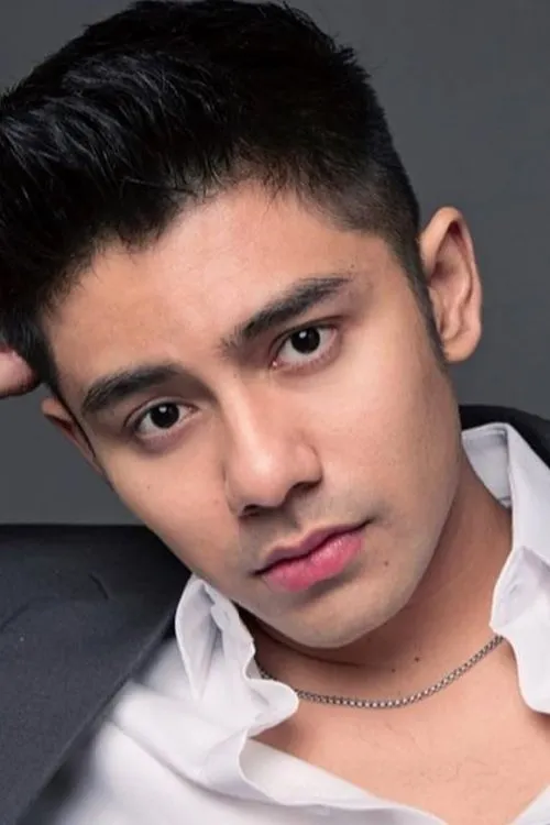 Riza Syah interpretando a Aji