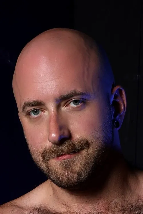 RJ Danvers interpretando a 