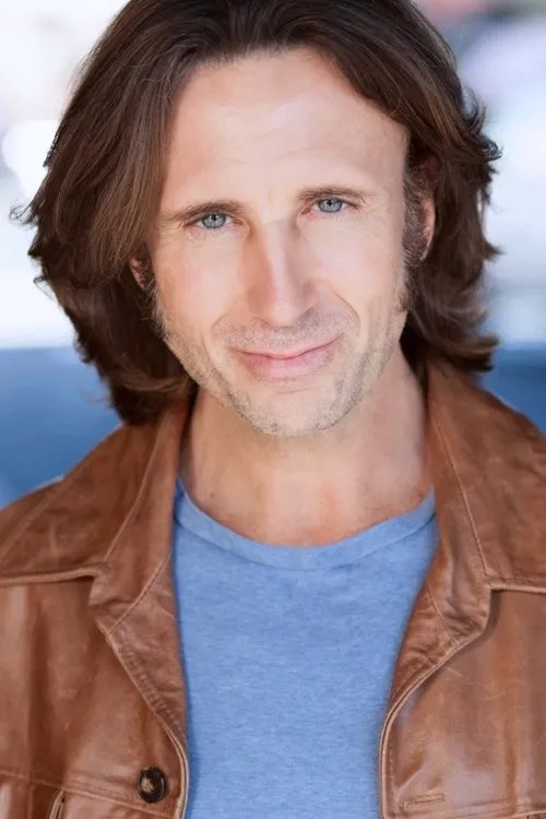 Rob Byrnes interpretando a John McKinsey