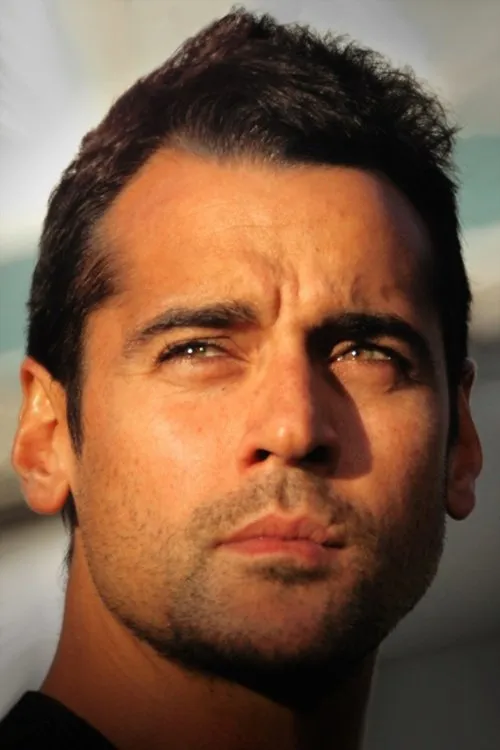 Rob Daly interpretando a Paul