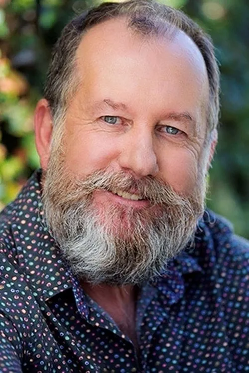 Rob Holland interpretando a Bartender