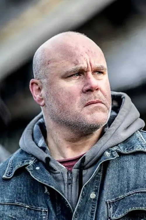 Rob James Capel interpretando a Edward