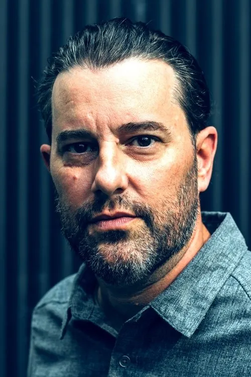 Rob Lawhon interpretando a Doug