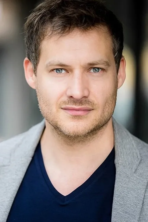 Rob Oldfield interpretando a Peter