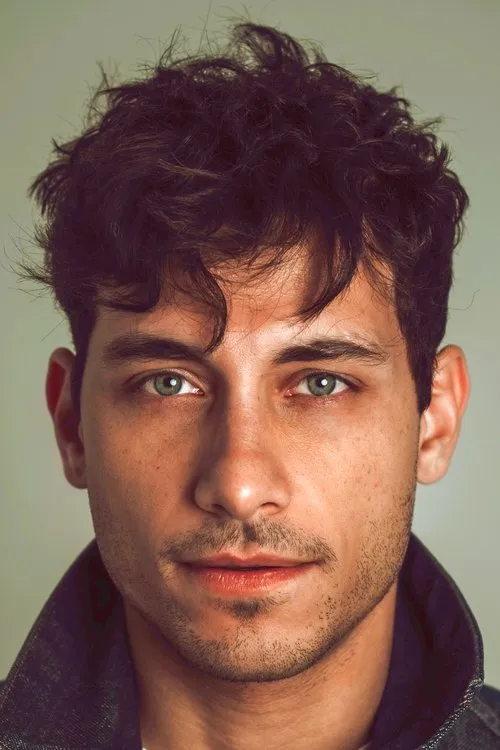 Rob Raco interpretando a Ricky