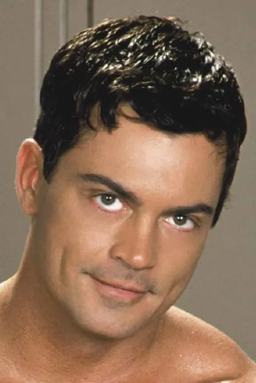 Rob Romoni interpretando a Pat Roberts