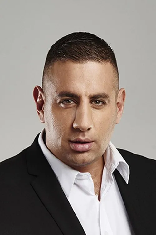 Rob Shehadie interpretando a Rocky