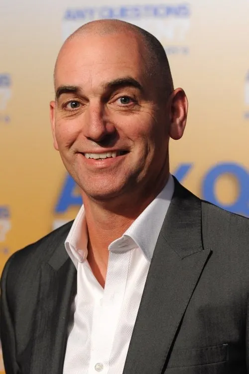 Rob Sitch interpretando a Self