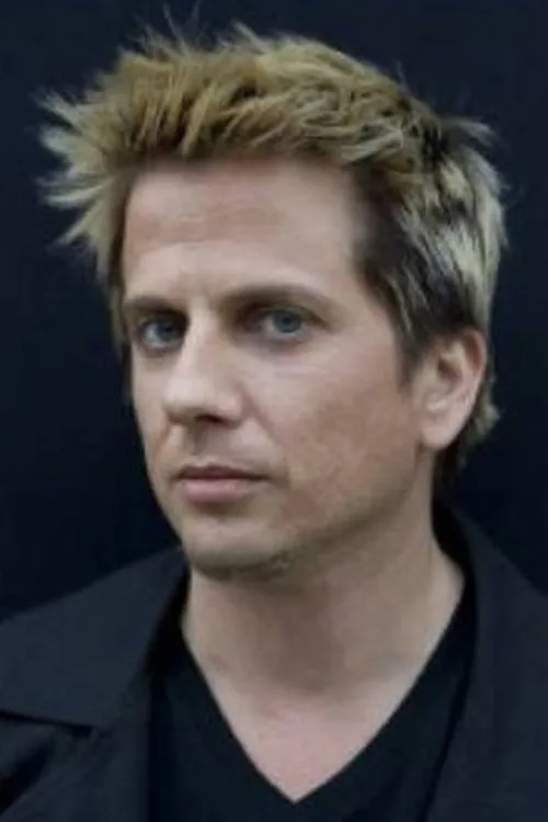 Rob Stefaniuk interpretando a Phil the Alien