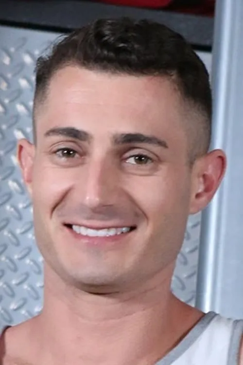 Robbie Caruso interpretando a 