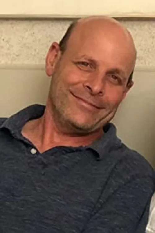 Robbie Fox interpretando a Dr. Benjamin