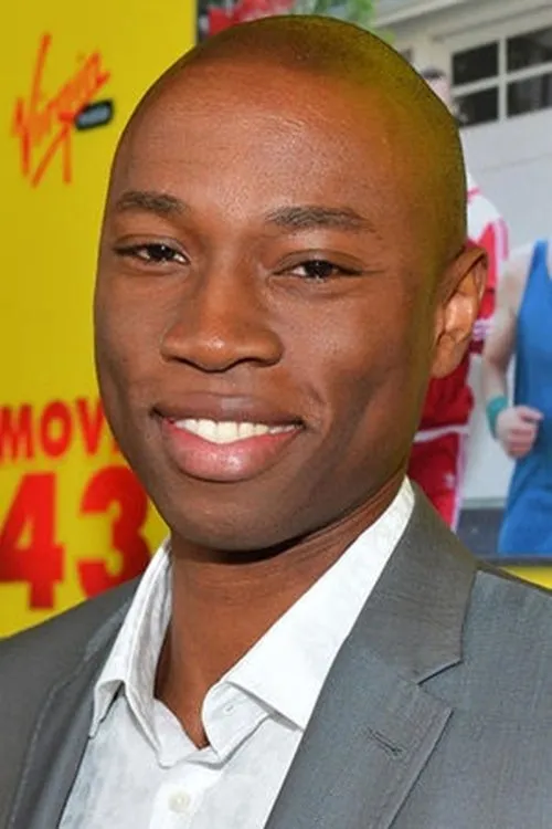 Robbie Jones interpretando a Danny