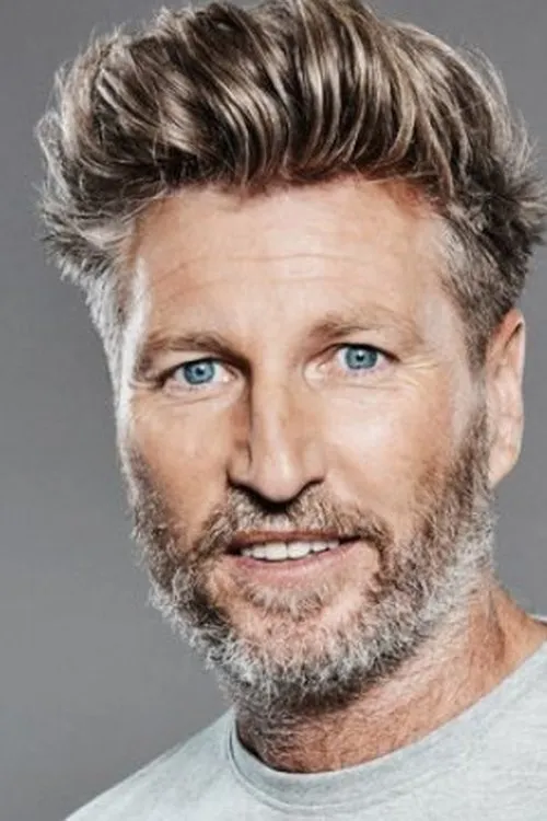 Robbie Savage interpretando a Self
