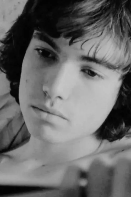 Robert Adams interpretando a Larry