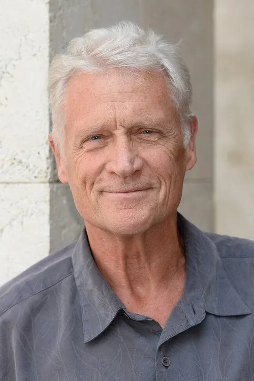 Robert Atzorn interpretando a Professor Brenner