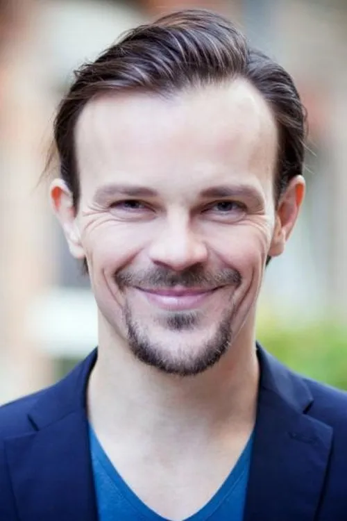 Robert Besta interpretando a Hotel Manager