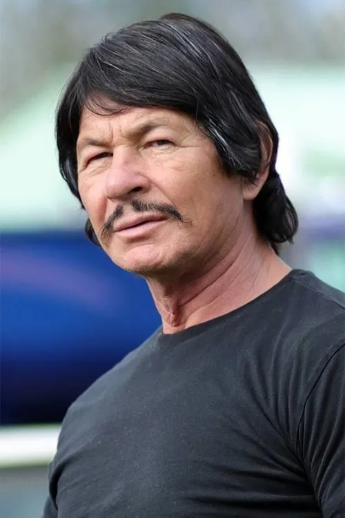 Robert Bronzi interpretando a Mick