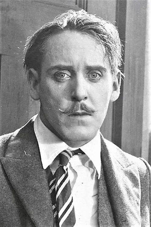 Robert Cain interpretando a Holt's Nephew