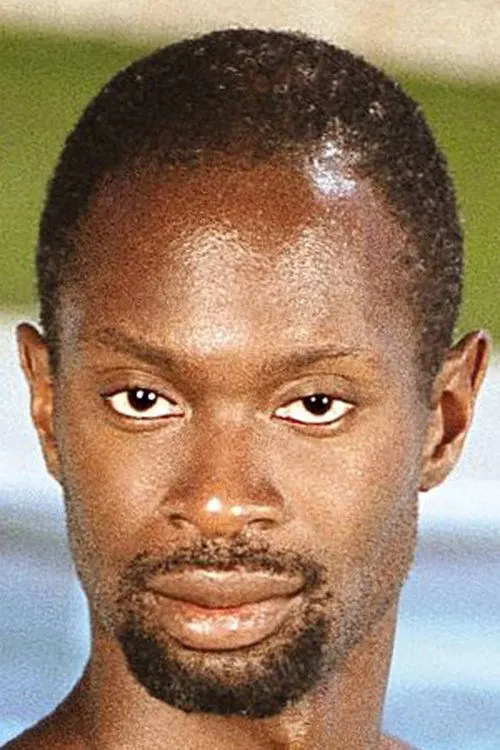 Robert Collins interpretando a 