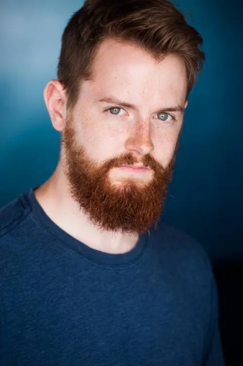 Robert Fawcett interpretando a Emmett