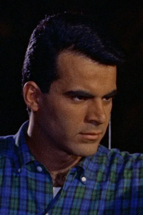 Robert Fields interpretando a Joel