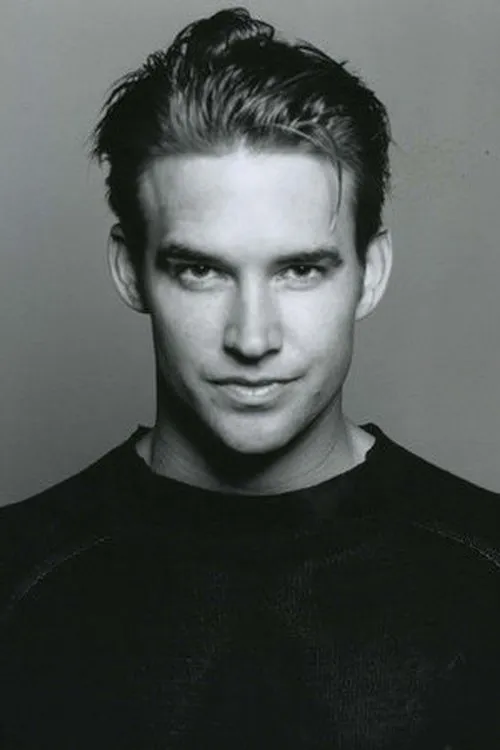 Robert Floyd interpretando a Charles Milford