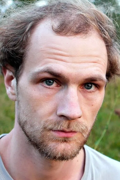 Robert Gwisdek interpretando a Bernard